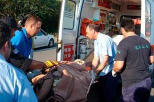 Водитель грузового авто протаранил пробку, калеча людей и технику