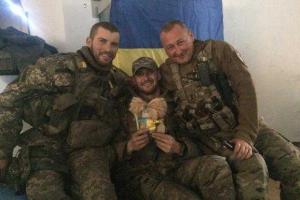 "Киборги" подарили Порошенко свой оберег