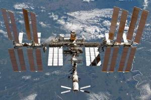 Микрометеорит пробил на поверхности МКС крупную пробоину