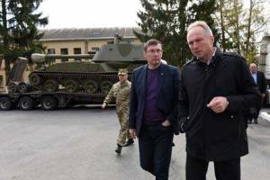 Луценко посетил предприятие, восстанавливающее артиллерийские системы для ВСУ