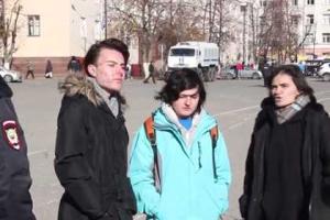 Футбольные фанаты "обстреляли" помидорами липецких геев