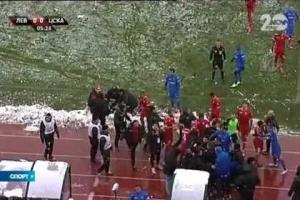Фанат "уложил" тренера софийского ЦСКА ударом снежка по голове