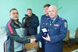 Милиционер, защищая избирательную документацию, "заработал" очередное звание