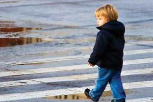 На Николаевщине 6-летний ребенок, переходя дорогу с мамой, попал под машину 