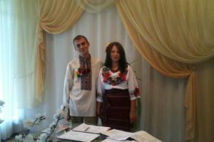 Свадьба в вышиванках за колючей проволокой