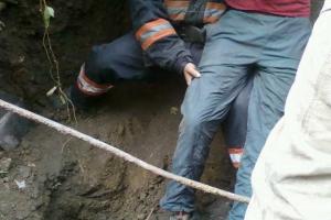 На Житомирщине спасатели освободили металлоискателя из земельной ловушки