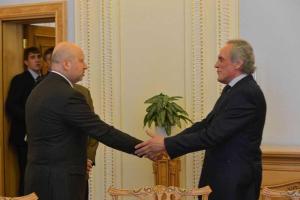 Турчинов провел встречу с группой австрийских парламентариев и промышленников