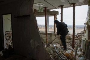 Пленные бойцы батальона "Донбасс" восстанавливают дома в Иловайске