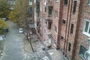 Донецкие коммунальщики ведут восстановительные работы под звуки залпов и взрывов