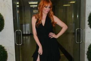 Анастасия Стоцкая "питает и увлажняет себя от волос до пяток"