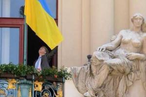 Над мэрией Праги реет украинский флаг 