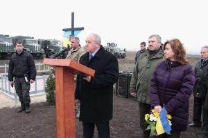 Памятный крест погибшим в вертолете МИ-8 открыт на Донетчине