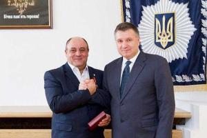 Арсен Аваков вручил госнаграду медику-волонтеру