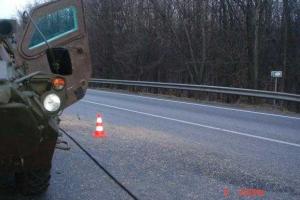 На Харьковщине стоящий на обочине БТР протаранило легковое авто