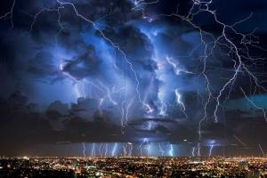 Ученые: к концу нынешнего столетия молнии будут ударять в полтора раза чаще