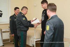 Председатель Госпогранслужбы наградил раненых пограничников