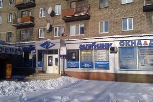 В Алчевске продолжается борьба с "украинскими" вывесками