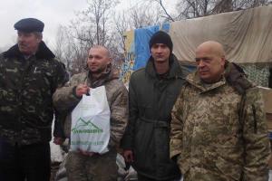 Глава Луганщины отвез гуманитарную помощь бойцам на 29 и 31-й блокпосты