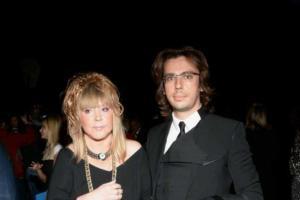 Пугачева и Галкин отказались от торжеств из-за болезни сына