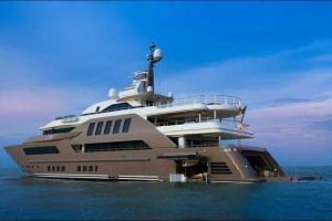 Стильная яхта с гаражом для катера 