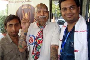 Житель Индии разрисовал свое тело флагами всех стран мира