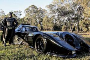 Австралийский супер герой на Бэтмобиле посещает неизлечимо больных детей