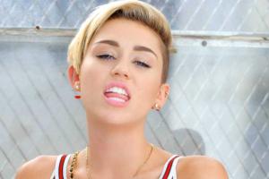 Эпатажная Майли Сайрус поддержала эстафету "Освободи соски"