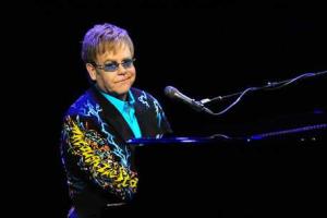 Сэр Элтон Джон упал со стула на благотворительном турнире по теннису 