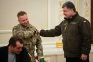 Порошенко вручил паспорт Украины воину-белорусу Сергею Коротких