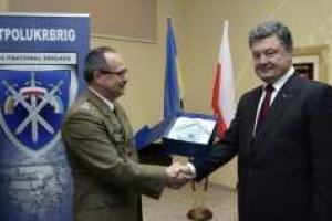 Порошенко в Польше посетил место будущей дислокации военного подразделения Укрполлитбриг