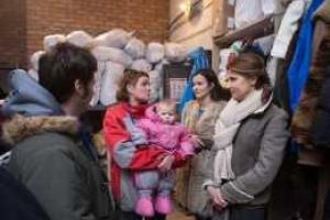 Марина Порошенко посетила волонтерский центр "Каждый может помочь" 