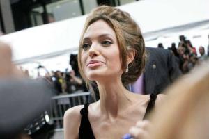 Анджелина Джоли не хочет показывать свое лицо поклонникам