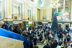 На вокзалах Юго-Западной железной дороги установили елки