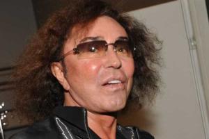 Валерий Леонтьев попал себе в глаз камнем