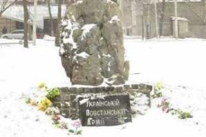 Луганские переселенцы изготовили памятный крест для установки в Харькове 