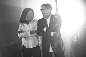 Григорий Лепс с коллегой разгромили декорации и разбили рояль