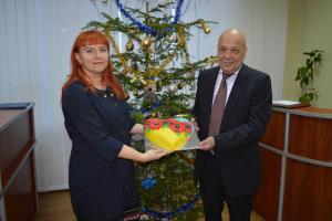 Глава Луганщины получил в подарок сладкий "патриотический" торт