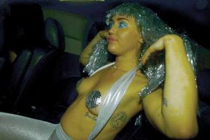 Публика вновь шокирована нарядом Майли Сайрус