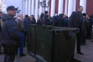 Одесский горсовет пикетируют активисты с мусорным контейнером для чиновников