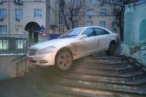 В Киеве водитель "Мерседеса" устроил парковку на пешеходной лестнице