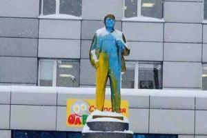 В российском Новосибирске Ленин сияет цветами украинского флага