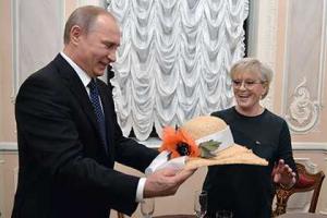 Путин сделал Алисе Фрейндлих подарок в честь ее 80-летнего юбилея