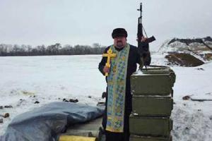 Епископа УПЦ КП отлучили от церкви за фото с оружием в руках