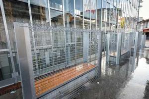 Во французском городе Ангулем поставили скамейки, на которых "запретили" сидеть