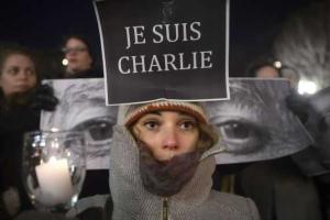 Десятки тысяч людей вышли на улицы французских городов почтить память погибших в теракте