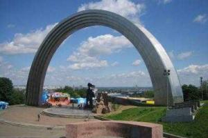 Житель Киева предложил снести арку, построенную "в ознаменование воссоединения Украины с Россией"