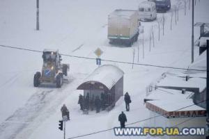 На дорогах Киева ликвидируют последствия снегопада более 500 единиц спецтехники