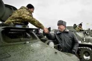 Порошенко: защитники Отечества должны быть обеспечены всем необходимым