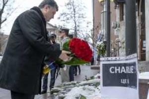 Порошенко почтил память погибших в теракте в Париже