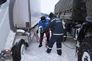 Спасатели продолжают оказывать помощь людям, застрявшим в снежных заносах на автодорогах